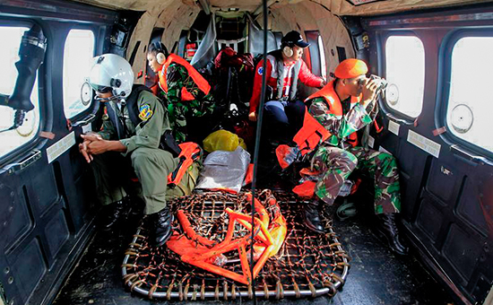 Спасатели обнаружили два крупных объекта в районе поисков борта AirAsia